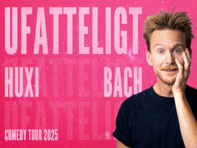 Huxi Bach – ’Ufatteligt’. På Teaterbygningen i Køge lørdag den 27. september kl. 19.00. tire og musik. Ufatteligt… men sandt.