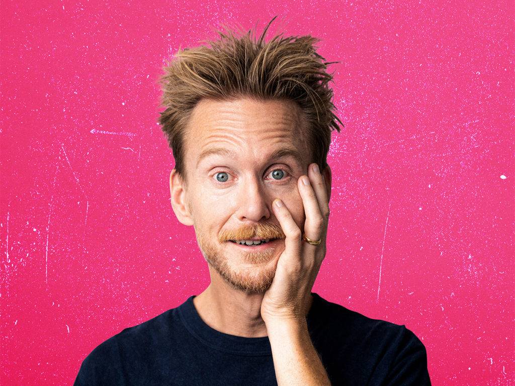 Huxi Bach – ’Ufatteligt’. På Teaterbygningen i Køge lørdag den 27. september kl. 19.00. tire og musik. Ufatteligt… men sandt.