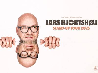 Lars Hjortshøj - Plat & Krone Stand-up tour 2025, på Teaterbygningen I Køge, Lørdag 24. maj kl. 19.00.