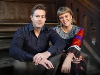 Der er garanti for julestemning, julehits og et drys fællessang når Katrine Muff og Johannes Langkilde inviterer til julekoncert 11. december