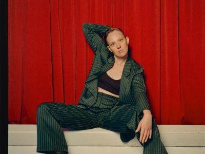 KOM VI LØBER 20. marts 2026 kl. 20.00 på Bygningen i Køge. Foto credits: Frida Gregersen