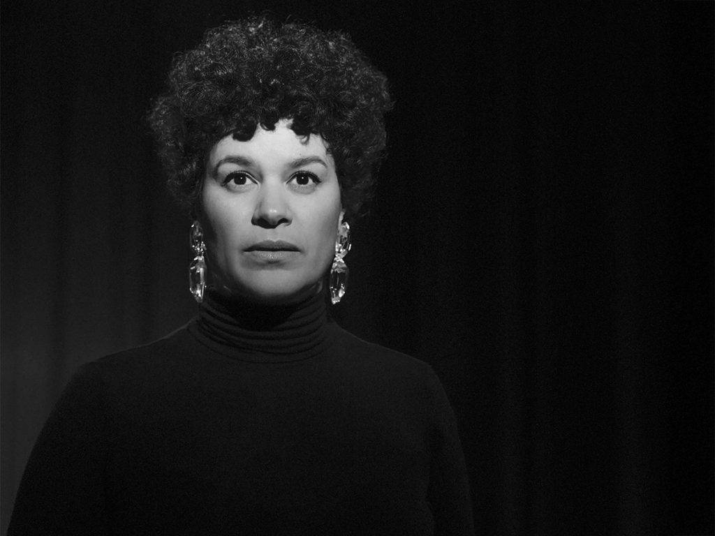 Nana Rashid, en af de mest personlige og stemningsfulde stemmer på den nordiske jazzscene, besøger Bygningen i Køge fredag 20. februar 2026