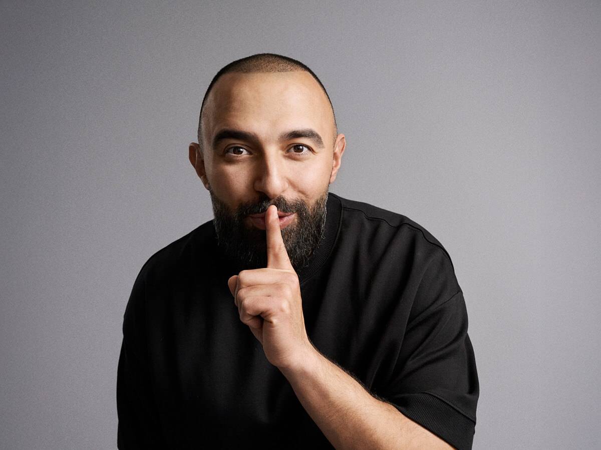 Hadi Ka-koush – Næsten Helt Normal. Hadi Ka-koush på Teaterbygningen i Køge fredag 25. september 2026 Kl. 20.30