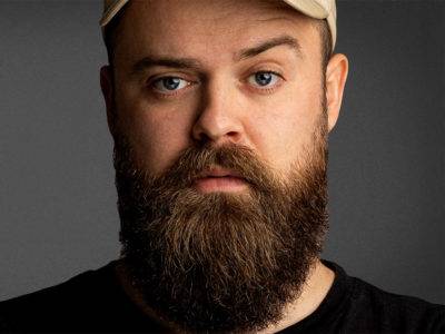 Oplev Martin Nørgaard, en af Danmarks skarpeste komikere med sit nye comedyshow - Skægt, på Bygningnen i køge den 28. november 2026.