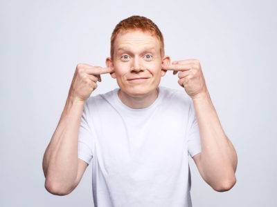 Mikkel Klint Thorius giver os et sjovere verdenssyn i sit nye onemanshow NOK OM MIG, på Bygningen i Køge 22. oktober 2026.