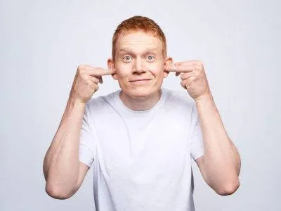 Mikkel Klint Thorius giver os et sjovere verdenssyn i sit nye onemanshow NOK OM MIG, på Bygningen i Køge 22. oktober 2026.