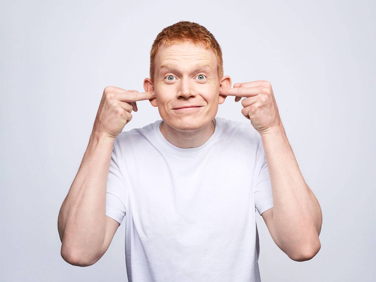 Mikkel Klint Thorius giver os et sjovere verdenssyn i sit nye onemanshow NOK OM MIG, på Bygningen i Køge 22. oktober 2026.