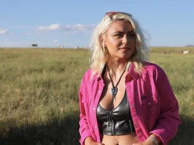 Emma Zinck (US) på Teaterbygningen i Køge fredag 4. september 2026. Emma Zinck er sit helt eget “Electric Country”-powerhouse.